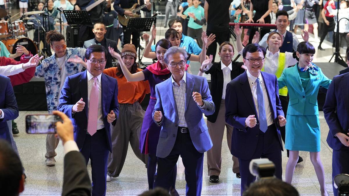 赤鱲角機場今日啟用25周年，機管局喺客運大樓舉行慶祝活動。(陳奕釗攝)