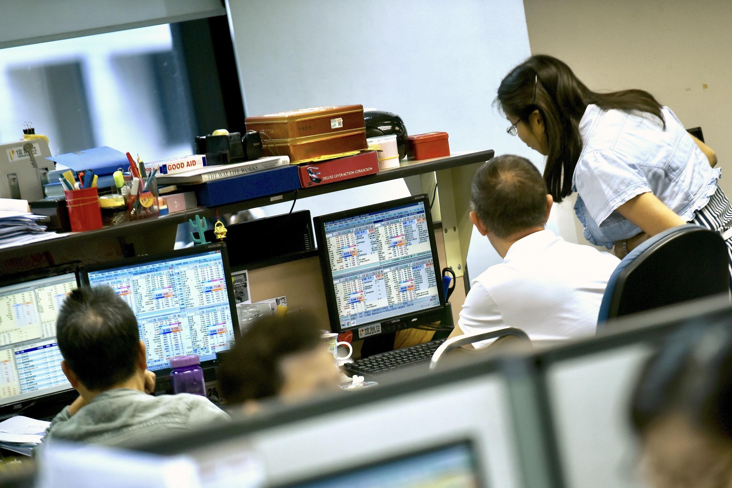 港股收市｜港股險守19000關 內房物管重挫