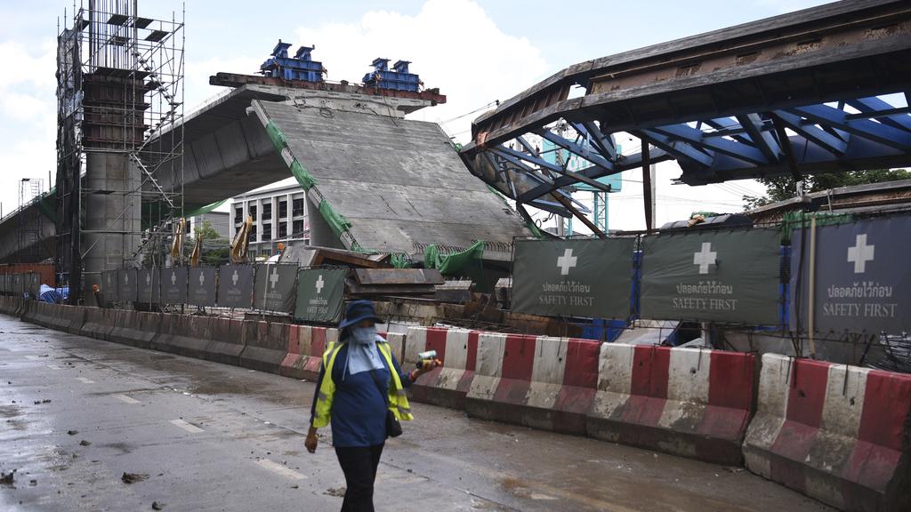 曼谷一段興建中的高架橋倒塌。(美聯社)