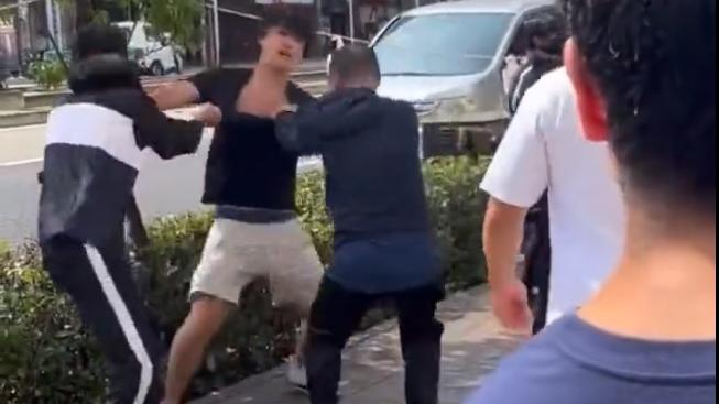 日本一名男子因為排隊買遊戲卡與兩男發生衝突並毆鬥。(影片截圖)