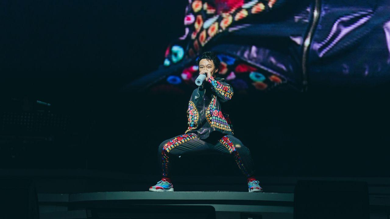 陳奕迅演唱會｜Eason被台灣粉絲感動到「摔跤」　喝水表演蹲馬步「電動馬達」實力在線