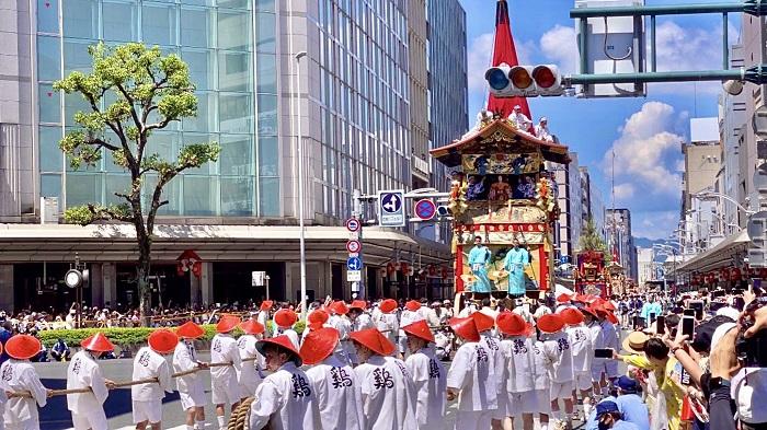 京都祇園祭在酷暑下復辦。(Twitter圖片)
