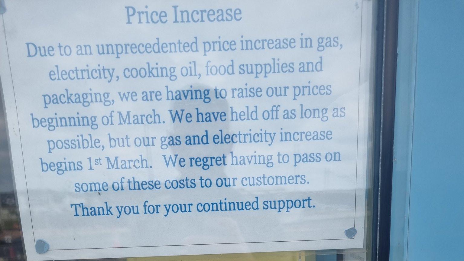 英小店貼加價告示 網民不鬧反而同情 電費燃料費上漲幅度令人咋舌
