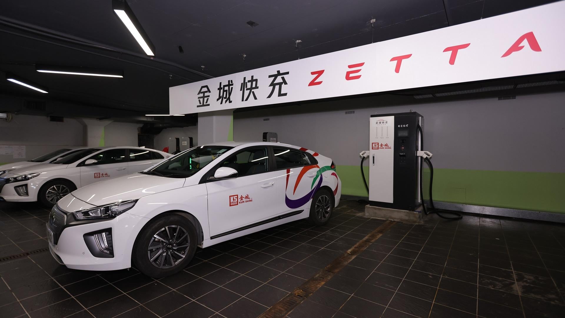 商用電動車丨協助業界低碳運輸轉型 金城快充ZETTA以嶄新直流群充技術 同時間為12架電動車進行480KW快充