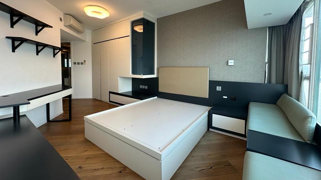 主人套房可三邊下床，收納空間亦非常充裕。(代理提供)