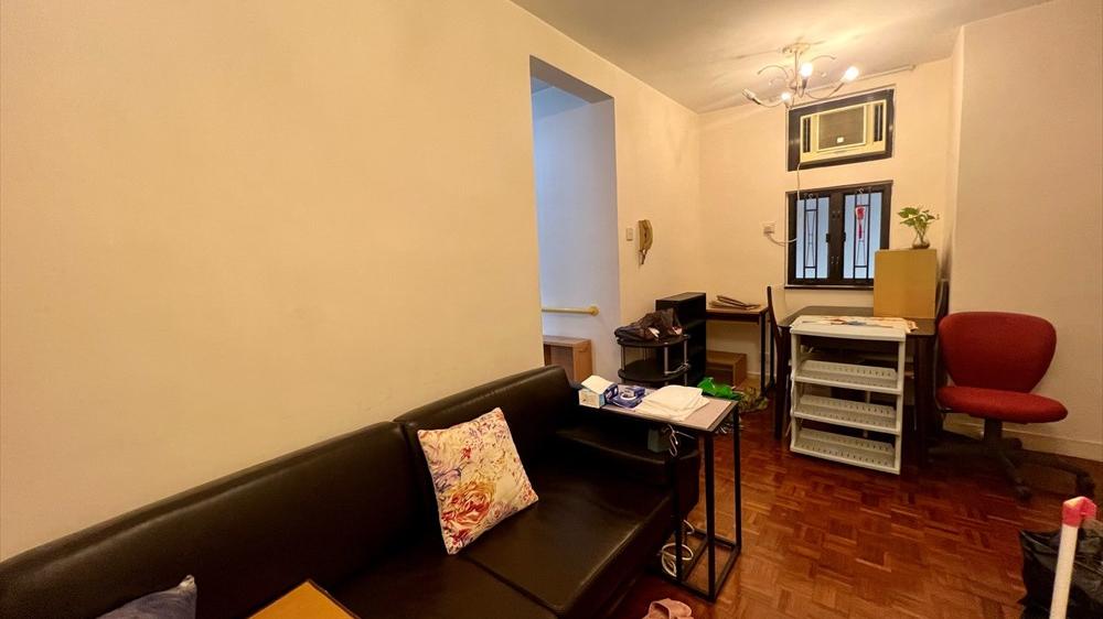 單位裝修普通但企理，大廳寬敞實用。(代理提供)