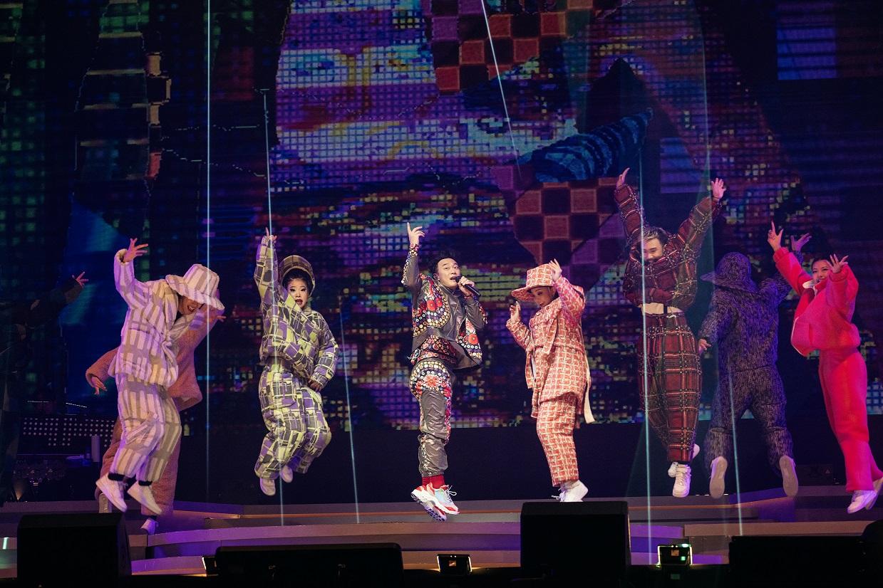 陳奕迅演唱會｜尾場彩排Eason已被台灣歌迷搞喊  跪拜答謝大合唱生日歌