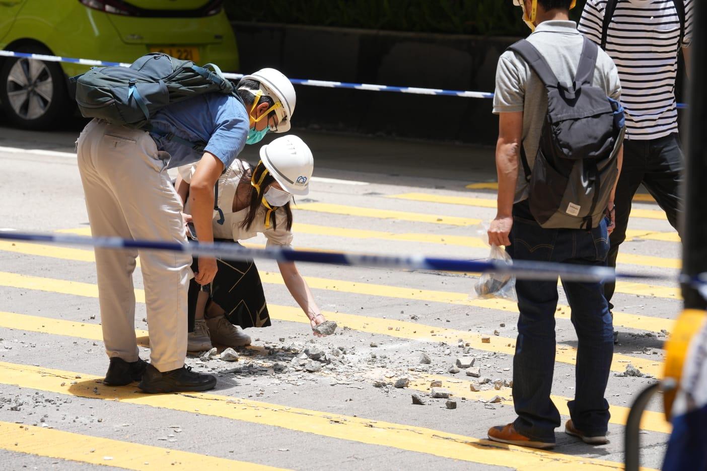 屋宇署指，不排除相關外牆批盪於周日簷篷下墜時出現微裂痕，其後再受大雨和高溫天氣影響，致使出現今次剝落的情況。（陳奕釗攝）