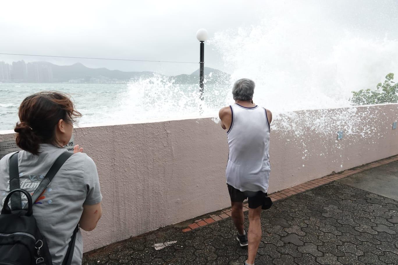 颱風泰利｜無懼湧浪拍上岸　市民杏花邨觀浪追風