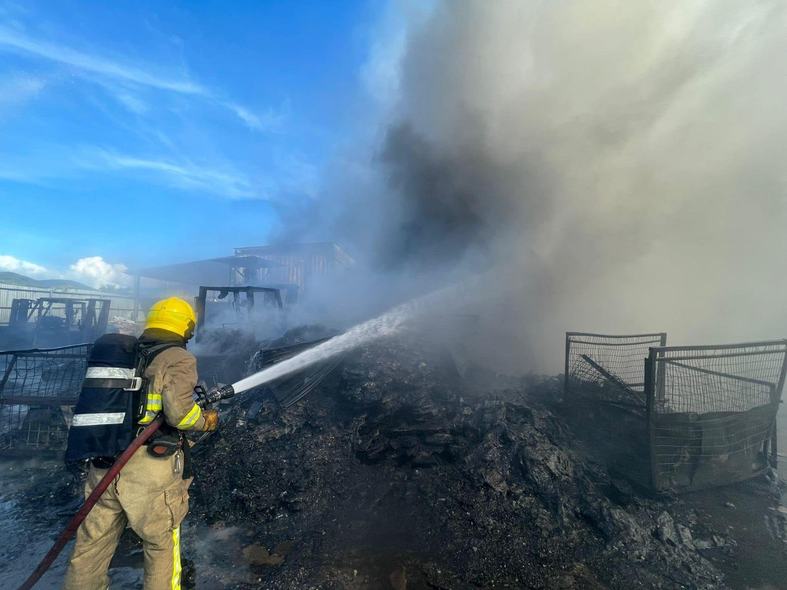 元朗鄉郊貨倉陷火海 濃煙衝天消防撲救