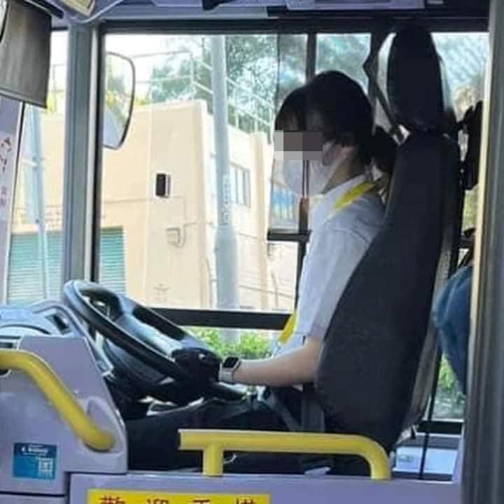 網上熱話｜城巴「仙氣女車長」疑似除罩照曝光 原來揸呢條路線？