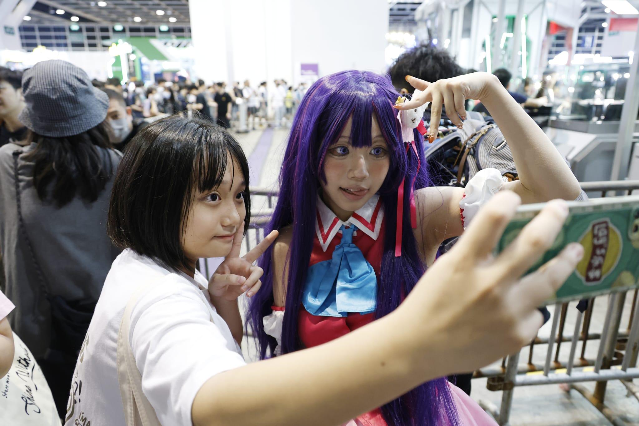 展內人來人往，到處可見盛裝打扮的Cosplayer，吸引不少動漫迷到場拍照  (林俊源攝)