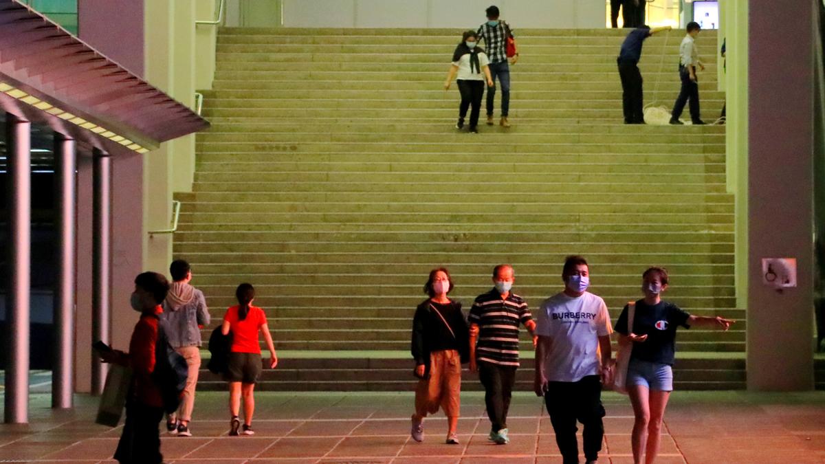 有網民在討論區發帖，慨嘆入夜後街上十分冷清、人流疏落，情況不復疫情前。(資料圖片／林俊源攝)