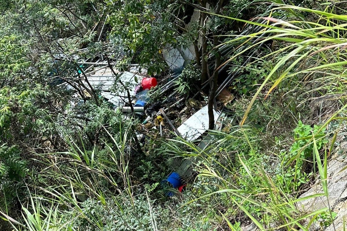 謝淑珍引述居民投訴指，有政府工作人員到魔鬼山清拆僭建物後隨即傾倒在山坡。(謝淑珍FB)