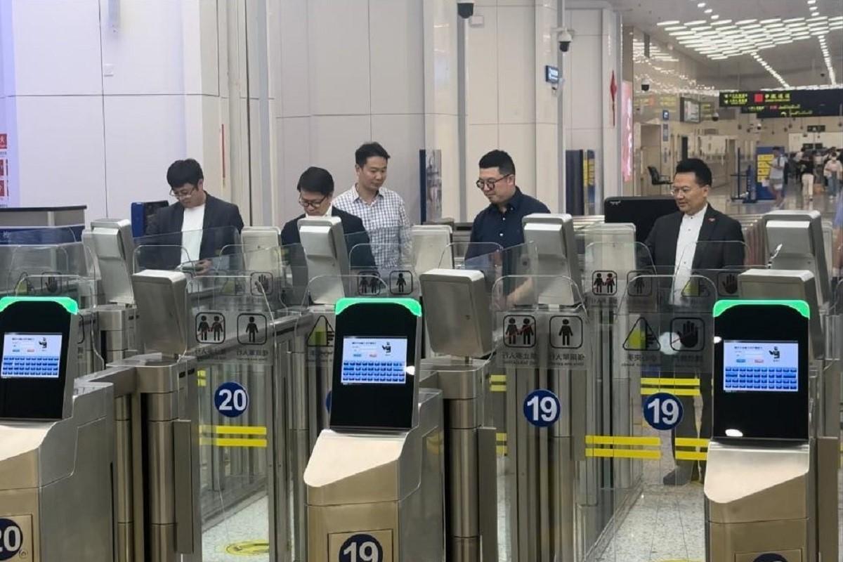 民建聯多名立法會議員昨到澳門，考察及體驗「合作查驗、一次放行」通關模式。(資料圖片／民建聯提供)