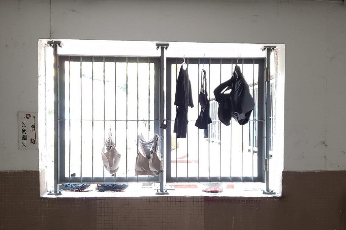 有屋邨街坊發現鄰居把胸圍、底褲等在走廊晾曬，直言一出𨋢俾佢嚇到。(FB群組「樂華邨」)