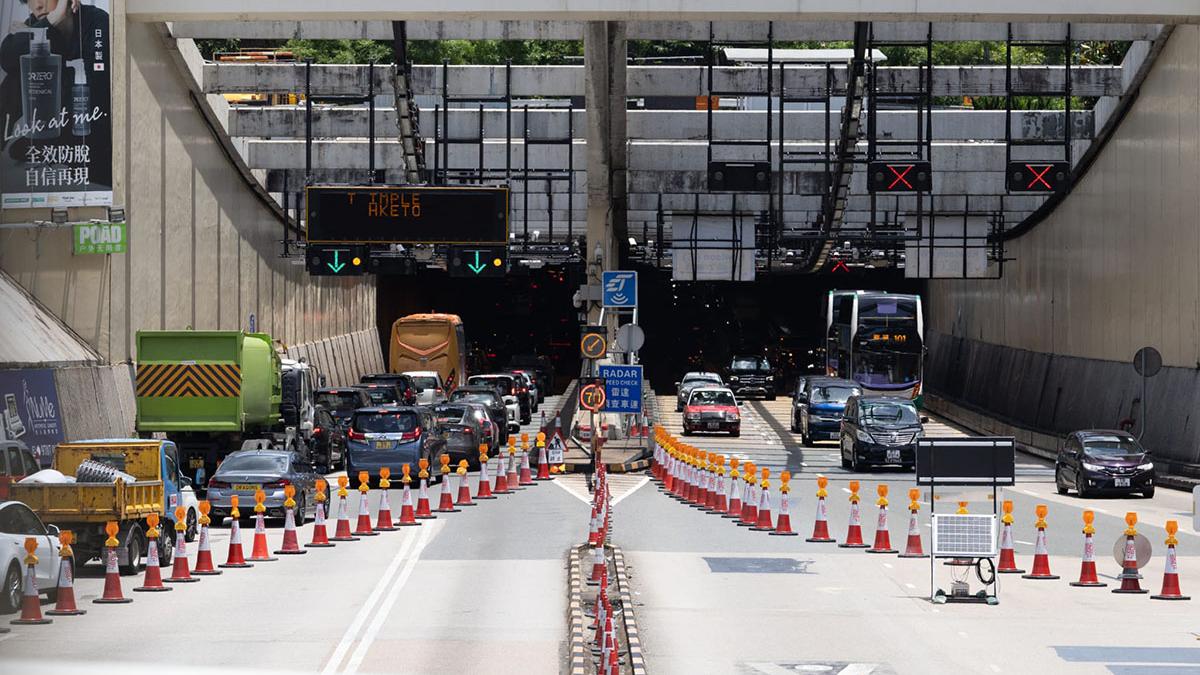紅磡海底隧道改用「易通行」後首日運作。(蘇文傑攝)