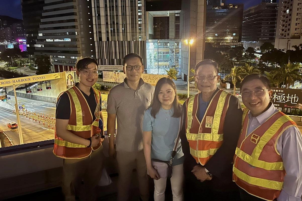 羅淑佩(中)和陳恒鑌(左二)凌晨視察紅隧改用「易通行」的工程。(羅淑佩FB)