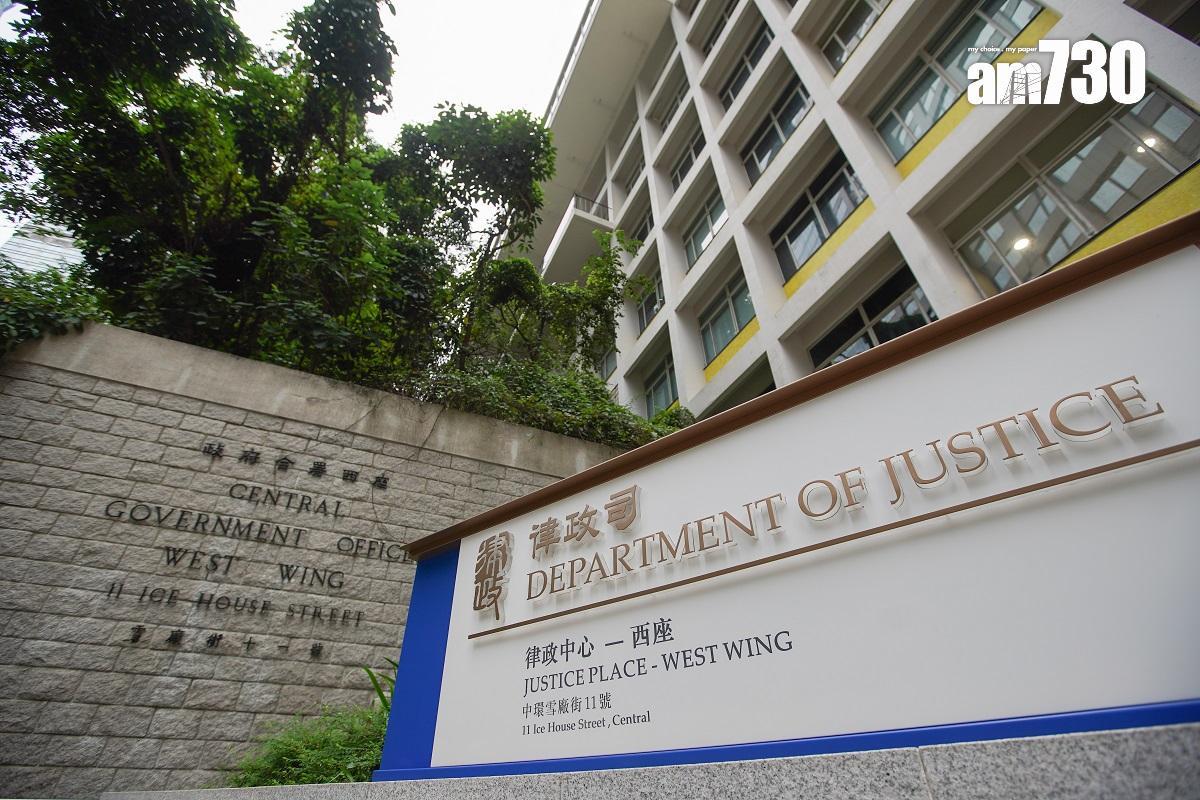 私家車撞入中環律政中心　3人棄車不顧而去