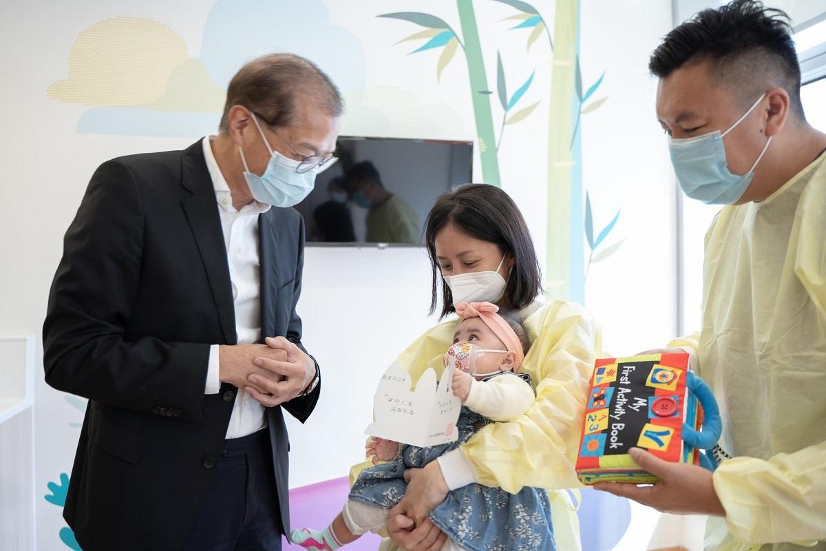 盧寵茂(左一)今日再到香港兒童醫院探望小芷希(左二)。(醫務衞生局FB)