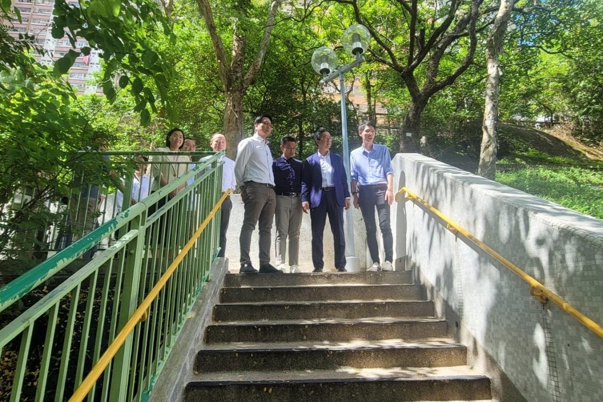 鄧家彪(右四)、李嘉恒(右一)等工聯會九龍東工作團隊，今日與戴尚誠(右二)實地視察樂華邨曲梯。(鄧家彪提供)