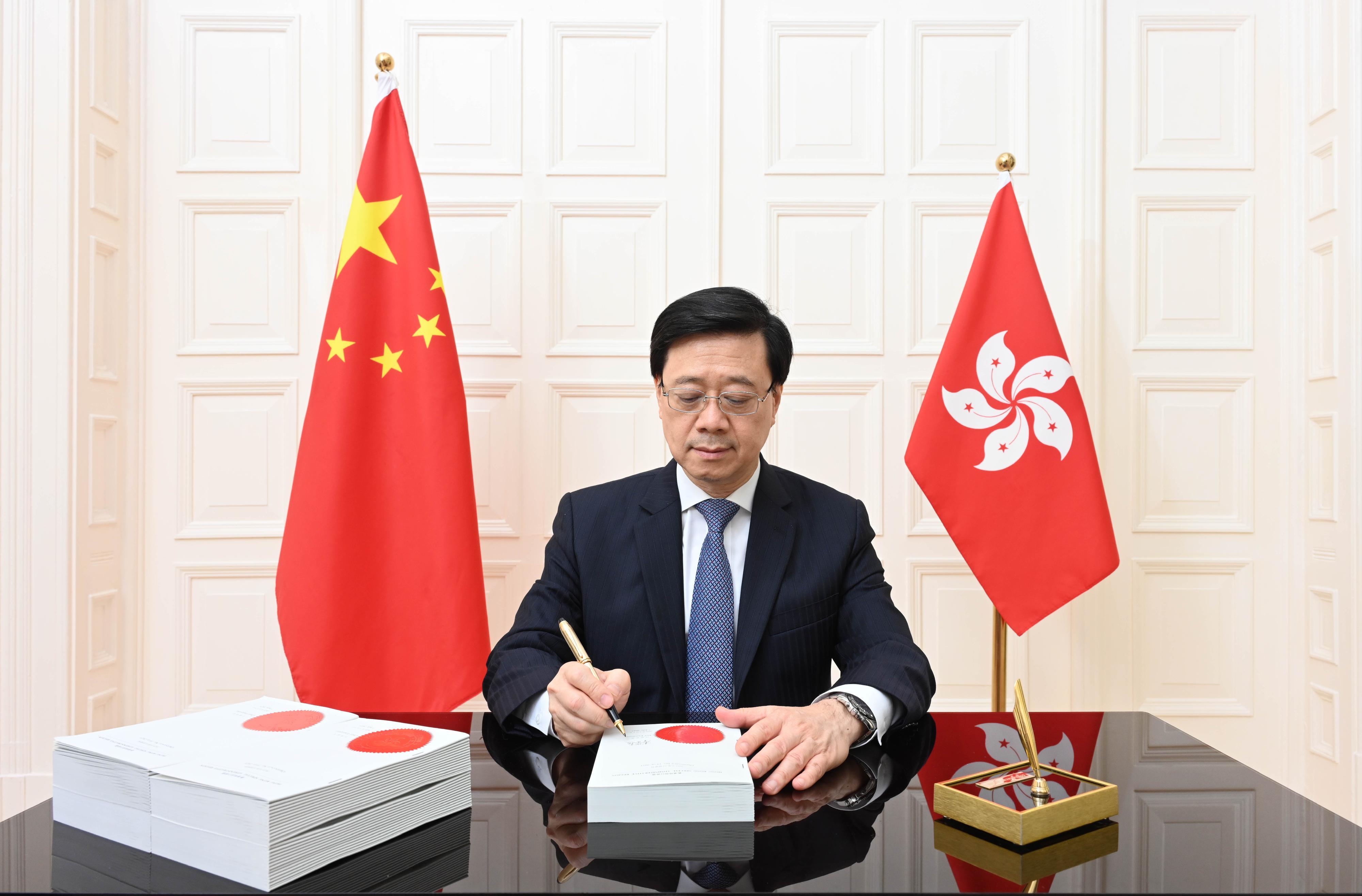 行政長官簽署《2023年區議會（修訂）條例》