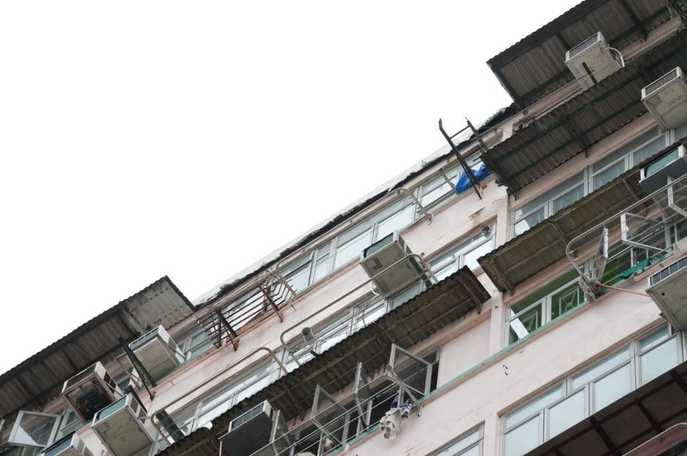 旺角寶安大廈冧石屎雨，屋宇署證墜下簷篷僭建物