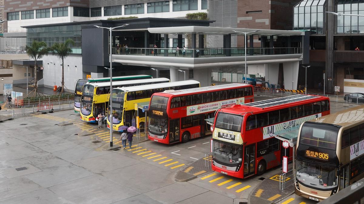 當局建議未來運輸政策方向應著重進一步提升公共交通服務質素和效率，包括更方便市民轉乘不同公共交通。圖為會展站公共運輸交匯處。(資料圖片／蘇文傑攝)