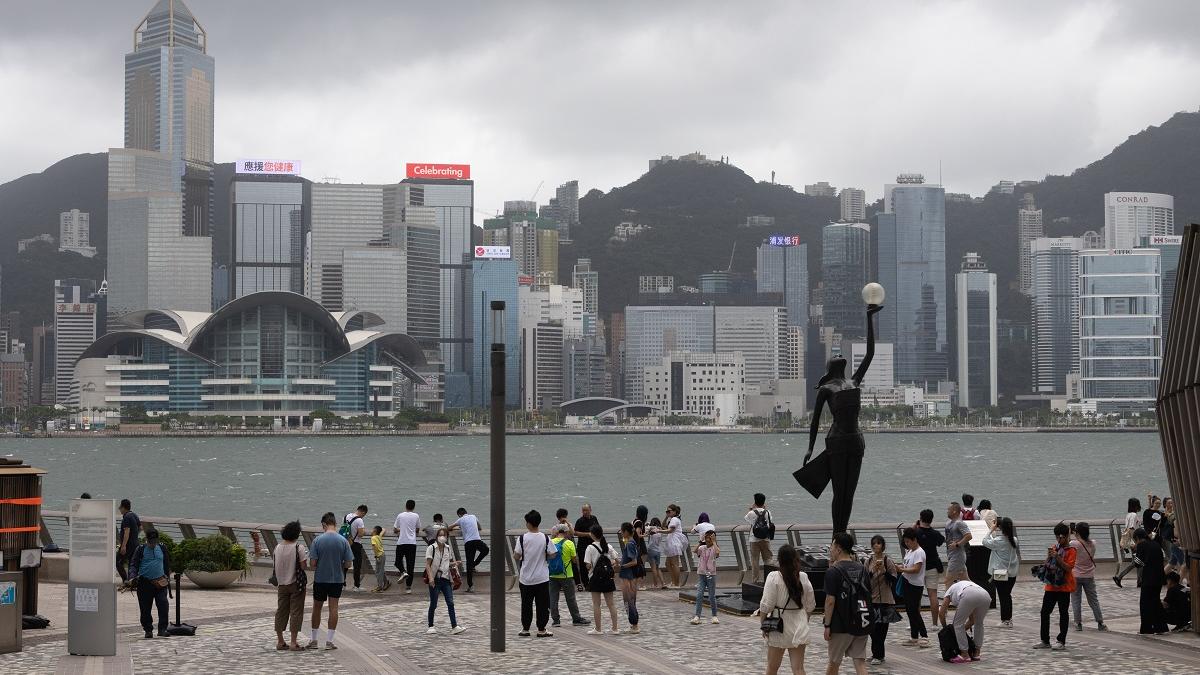 尖沙咀梳士巴利道18號對開凌晨有女子墮海。(資料圖片)