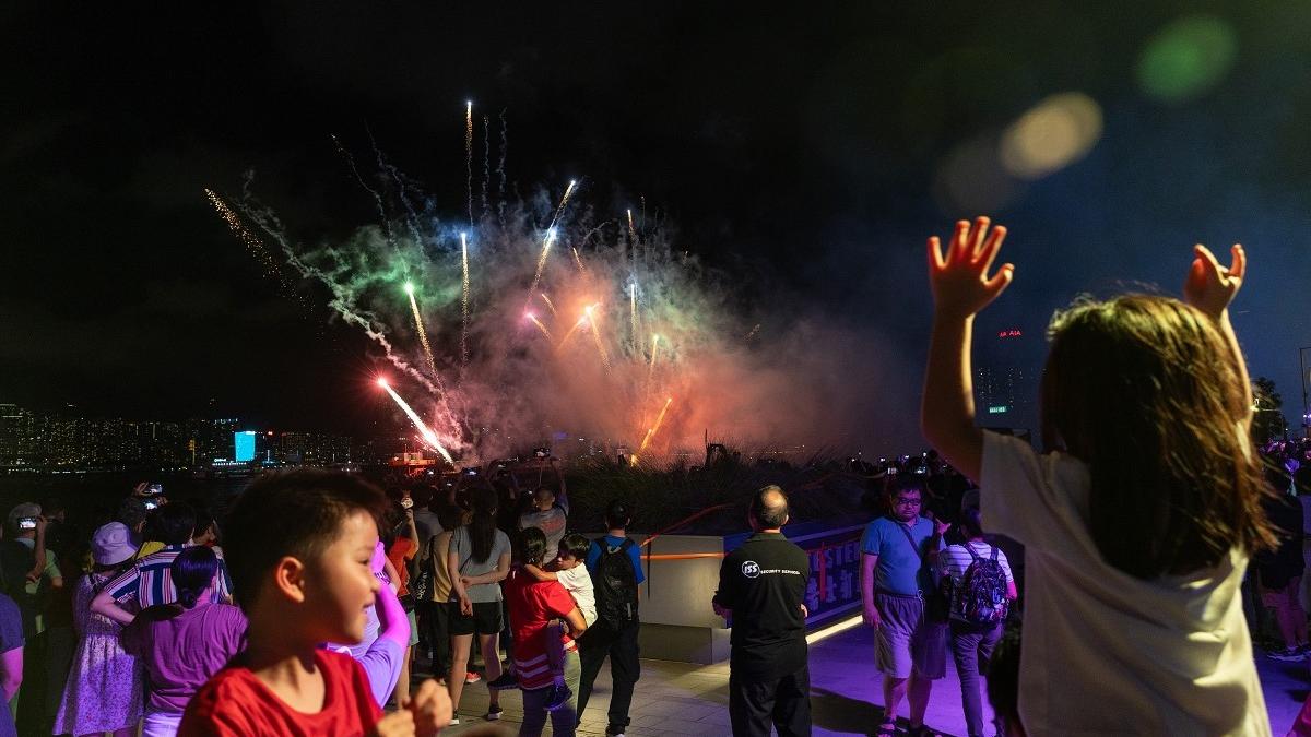  樂聚維港嘉年華包括有水上煙火特效嘅「幻彩詠香江」。(資料圖片／蘇文傑攝)