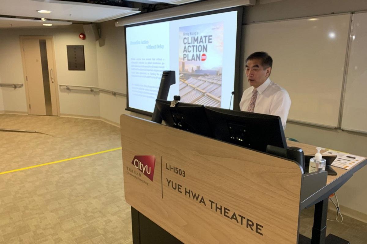 鍾國斌話教碩士課程嗰時，全班得兩個非本地學生話會留港發展。(鍾國斌FB)