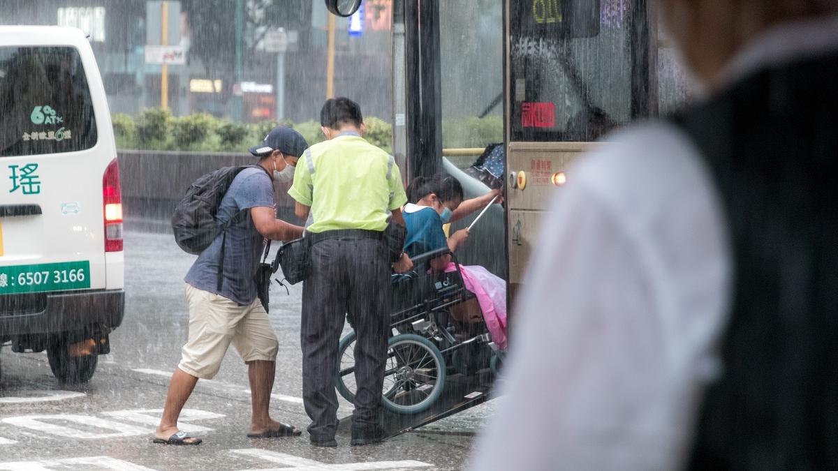 巴士不時因巴士站有違例泊車，要在路中心上落輪椅乘客。(資料圖片)