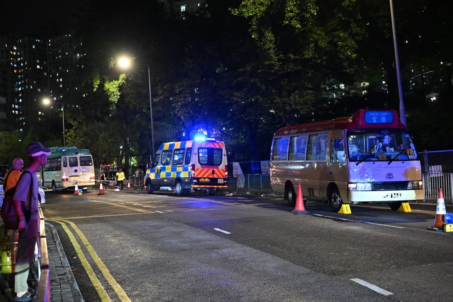 康寧道發生致命交通意外，涉及專綫小巴和紅色公共小巴各一輛。(陳奕釗攝)