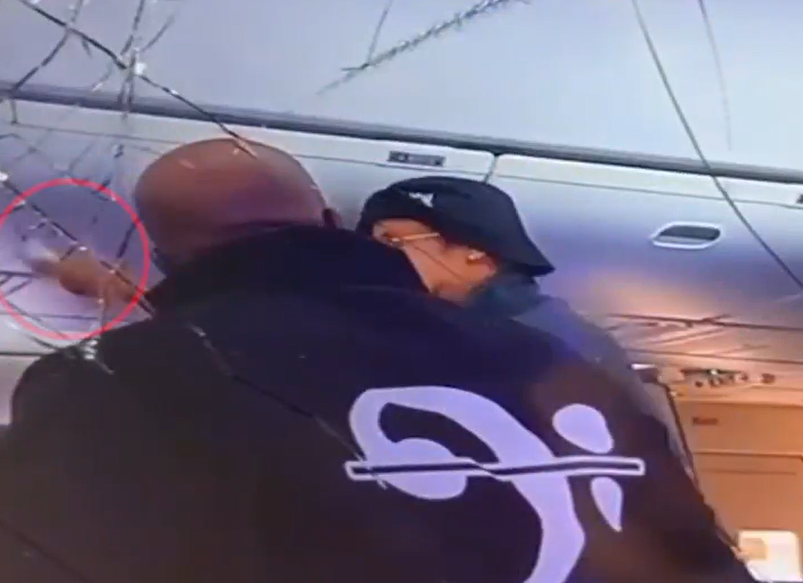 九霄驚魂｜英國客機淪格鬥場 乘客「爆樽」毆鬥 血濺機艙