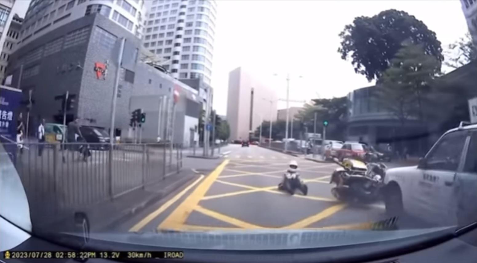 車Cam直擊｜尖沙嘴交通警處理車禍期間 意外遭的士撞倒