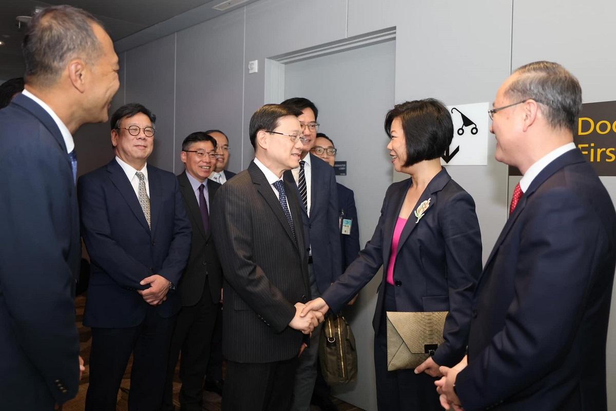 李家超(右三)抵達新加坡後，獲沈穎(右二)及王首毅(右一)等迎接。(李家超FB)