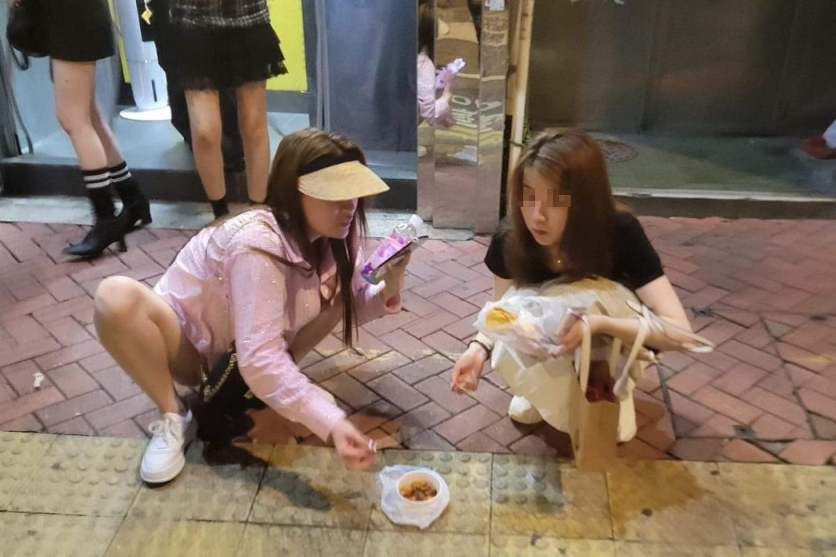 網上流傳有旅客踎在行人過路處「開餐」。(網上圖片)