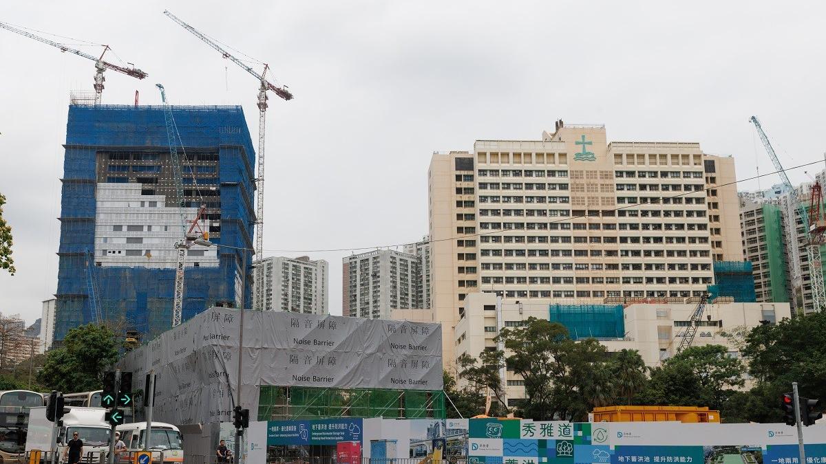 聯合醫院有地盤混凝土流出，損毀診症室玻璃窗。(資料圖片／蘇文傑攝)