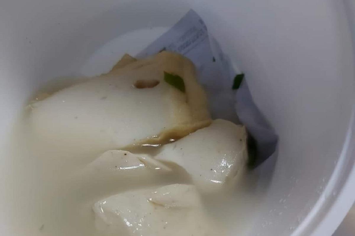 有將軍澳街坊日前買魚蛋粉外賣時，碗內竟有一張已浸濕的打單紙。(網民Hok Wan Ray Chung@FB群組「將軍澳主場」)