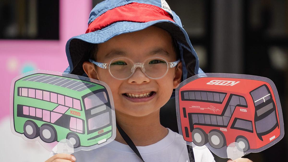 九巴今日再辦招聘體驗日，吸引一家大細同巴士迷到場「打卡」。(李睿哲攝)