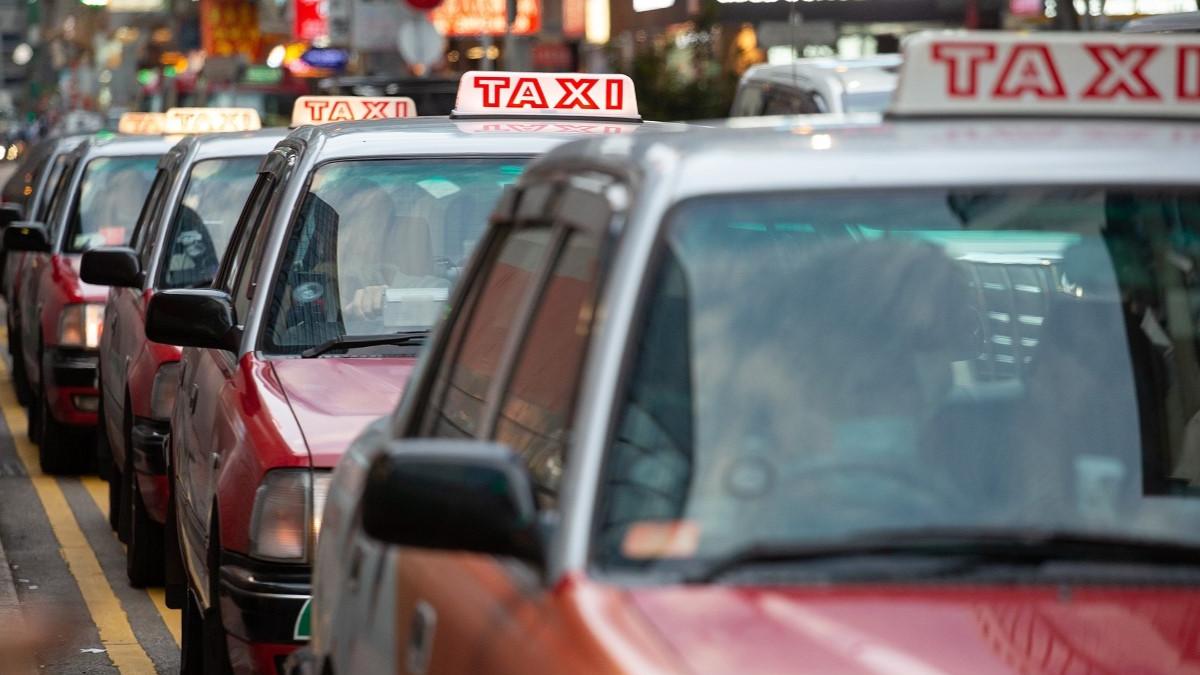 有網民抱怨在巴士站截巴士時有的士「認頭」，隨時使後方巴士「飛站」。(資料圖片／蘇文傑攝)