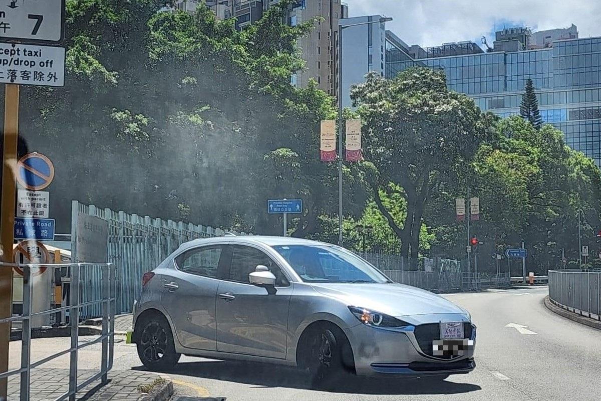 一輛正進行駕駛考試的私家車，甫駛離考場便逆線行車。(網民Kam Wing Wong@FB群組「學車學神交流集中營」)