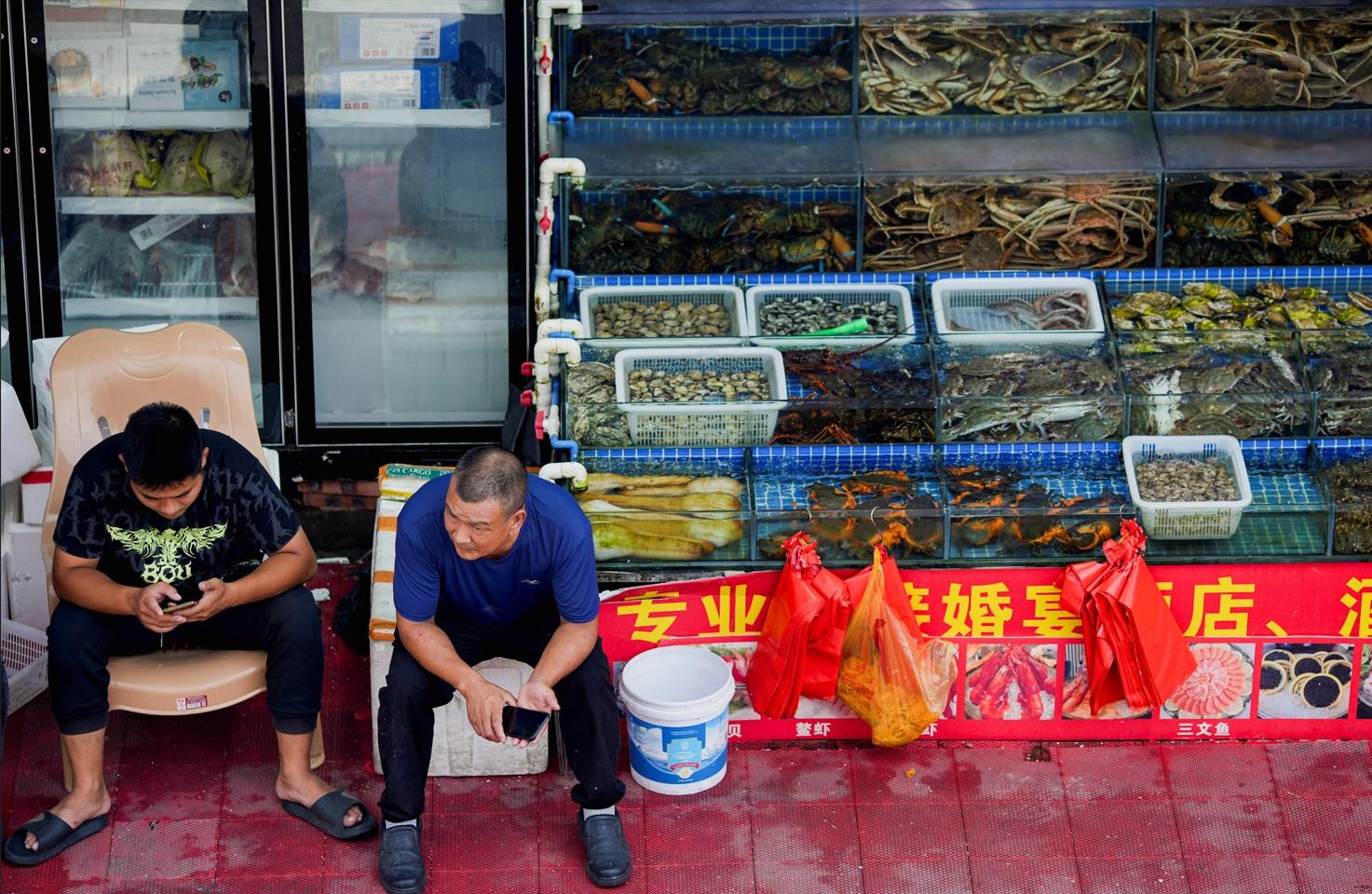 福島核污水｜日本排放核污水後，中國禁止日本水產進口。圖為上海一間海鮮食店。(路透社)