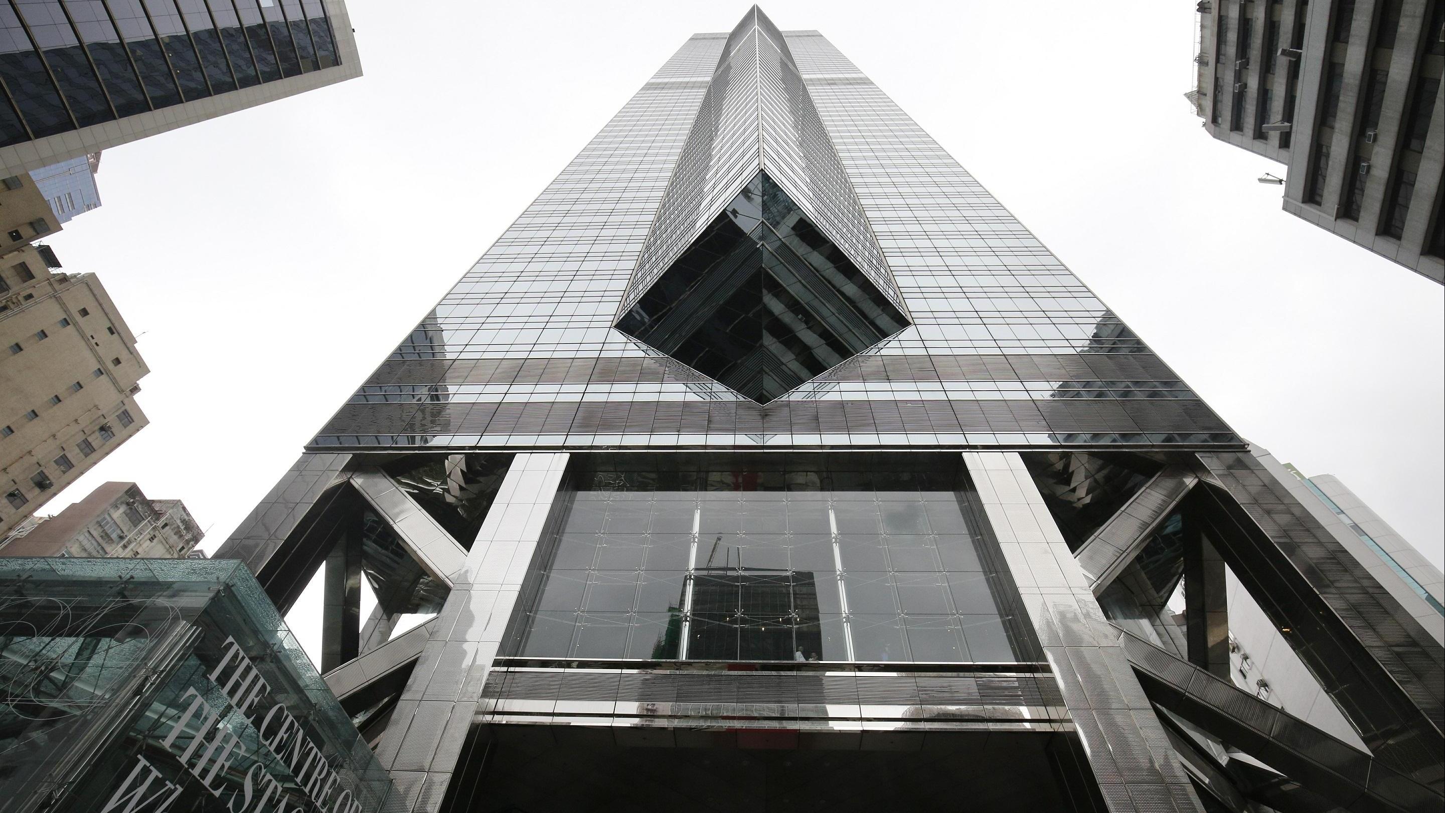 「磁帶大王」陳秉志以蝕讓價拆售持有的35個中環中心車位，售價由438萬起。(資料圖片)