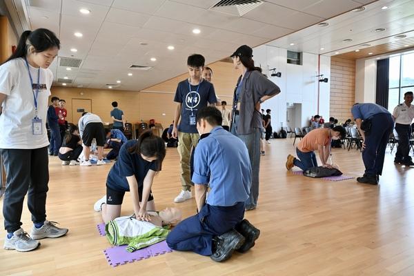 學生在導師指導下學習心肺復甦法（政府新聞處圖片）