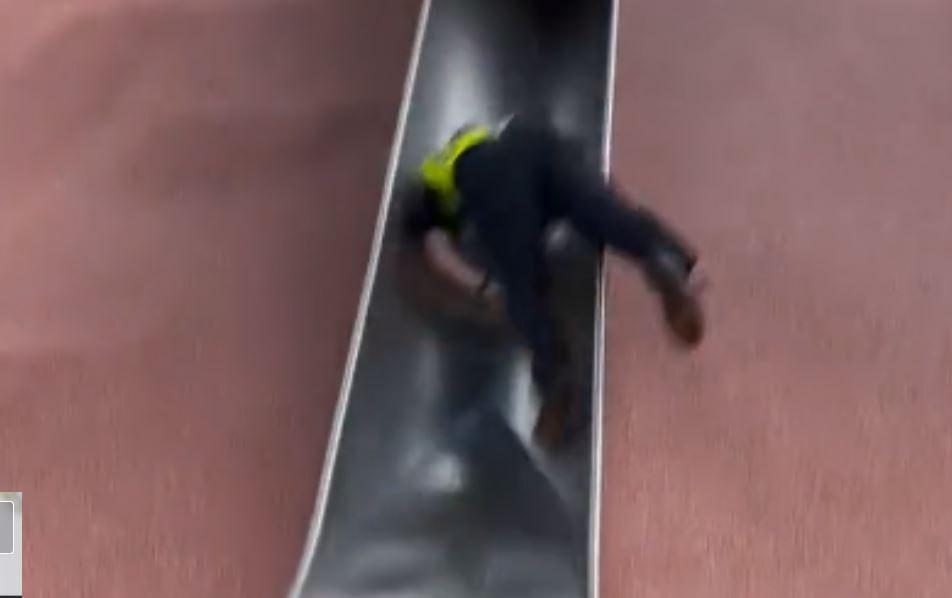 美國警察瀡滑梯被高速摔落受傷。