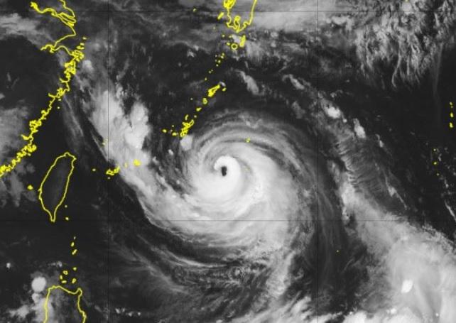 颱風卡努正逼近日本沖繩。(互聯網)