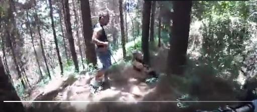 男子見越野單車駛近，即站起慌忙穿褲。(互聯網)