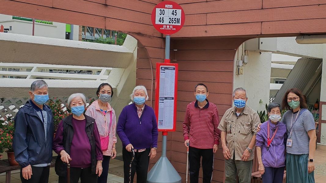 九巴向安老院舍捐贈巴士站牌。(九巴提供)