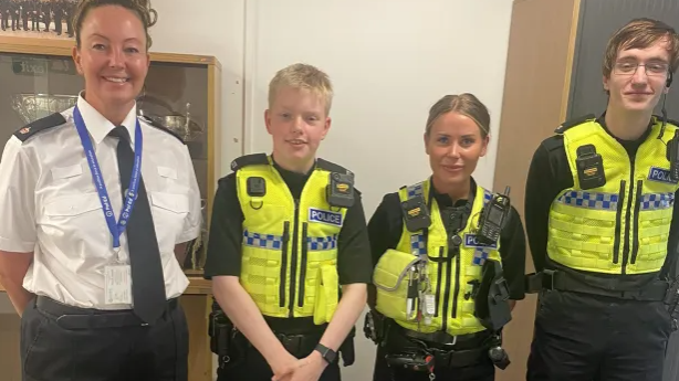 網上熱話｜細路都做得警員？英新入職警員疑是小朋友  引發爭議